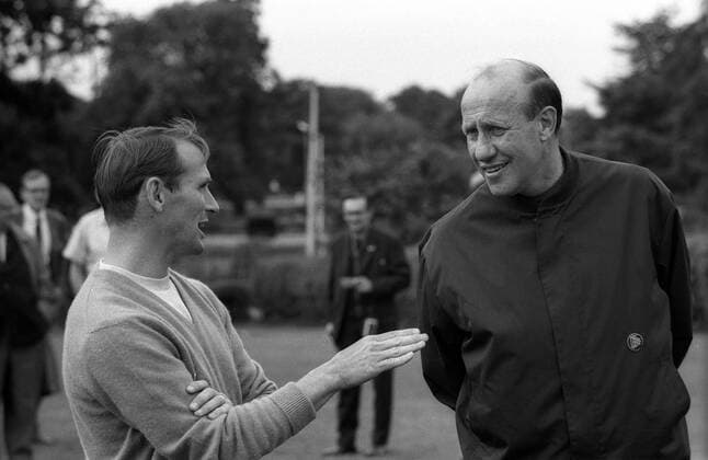 Bundestrainer Helmut Schön (re., BR Deutschland) und Kurt Hamrin (Schweden AC Mailand) im Gespräch Fußball WM Herren Weltmeisterschaft 1966, Nationalmannschaft, Nationalteam, Training, Vorbereitung, Vneg, Vsw Gruppe