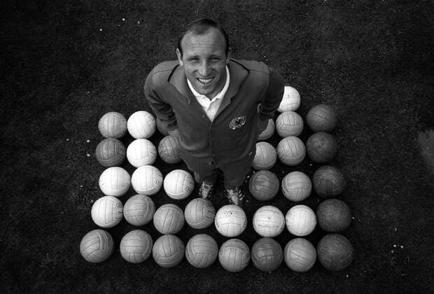 Uwe Seeler, 85. Geburtstag am 5. November Uwe Seeler (BR Deutschland) zwischen 38 Bällen, die seine bisherige Anzahl von Länderspieltoren symbolisieren sollen Fußball WM Herren Weltmeisterschaft 1966, Nationalmannschaft, Nationalteam, Vneg, Vsw Einzelbild Aufmacher
