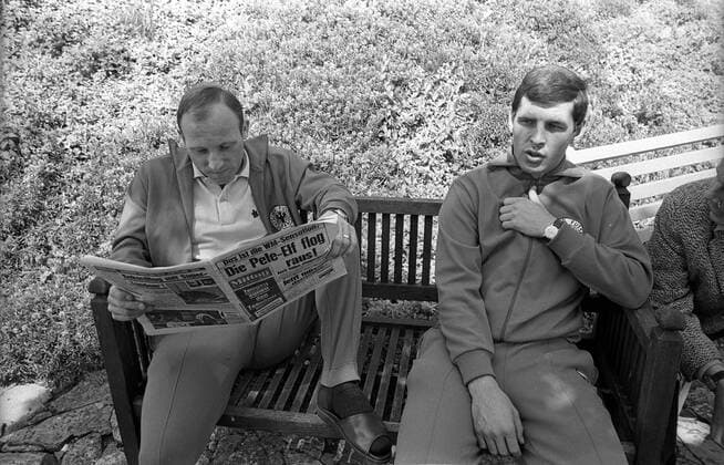 Die Mittag Zeitung für Rhein und Ruhr titelt: WM Sensation, Pele Elf flog raus! Uwe Seeler (li.) liest gespannt weiter, während Lothar Emmerich (beide BR Deutschland) wenig Interesse zeigt Fußball WM Herren Weltmeisterschaft 1966, Nationalmannschaft, Nationalteam, Vneg, Vsw Gruppe