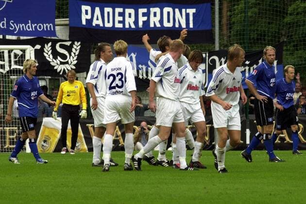 Torjubel Paderborn, u.a.: Alexander Löbe (3.v.li.), Guido Spork (4.v.li.), Daniel Cartus (Mitte), Benjamin Schüßler (3.v.re.) und Markus Krösche (2.v.re.) - Raphael Wicky (li.), Torwart Martin Pieckenhagen, Sergej Barbarez (alle HSV, re.) sind enttäuscht Fußball Herren DFB-Pokal 2004 2005, Pokalspiel, SC Paderborn - Hamburger SV 4:2, Hamburg Gruppe Paderborn Begeisterung, Freude, Enttäuschung,