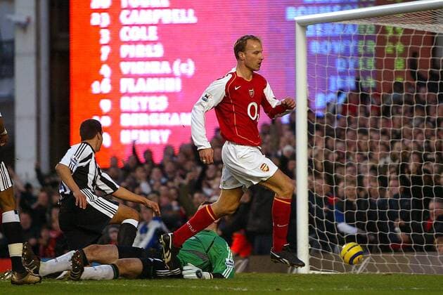 Torschütze Dennis Bergkamp (Arsenal) dreht jubelnd ab Fußball Herren English Premier League 2004 2005, 1. Englische Liga, Arsenal FC London - Newcastle United 1:0 Gruppe London Freude,