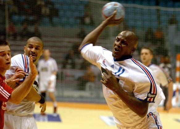 Olivier Girault (Frankreich) - Sprungwurf Handball WM Herren Weltmeisterschaft 2005, Länderspiel, Nationalmannschaft, Nationalteam, Nationaltrikot Einzelbild Rades Dynamik,
