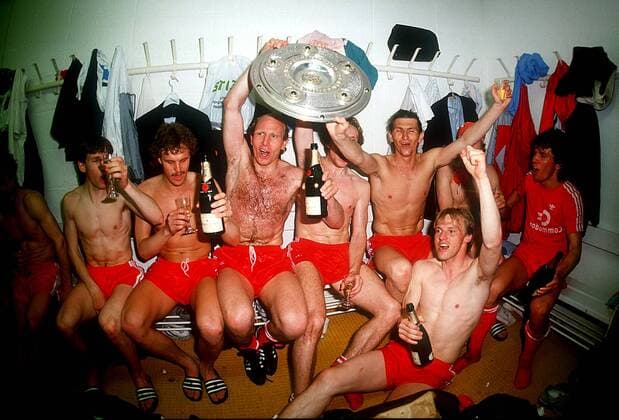 Der FC Bayern München feiert die Deutsche Meisterschaft 1985 1986 in der Umkleide, v. re.: Lothar Matthäus, Hans Pflügler, Klaus Augenthaler, Karl Heinz Rummenigge, Dieter Hoeneß, Roland Wohlfarth, Ludwig Kögl Fußball 1. BL Herren Saison 1985 1986, FC Bayern München, Deutscher Meister, Deutsche Meisterschaft, Feier, Meisterfeier Gruppe München Freude, Begeisterung,