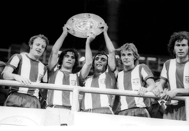 Fußball, FC Bayern München, Deutscher Meister 1972 Der FC Bayern München ist Deutscher Meister der Saison 1971 1972, v. li.: Johnny Hansen, Gerd Müller, Franz Krauthausen, Rainer Zobel und Paul Breitner mit der Meisterschale Fußball 1. BL Herren Saison 1971 1972, FC Bayern München, Deutscher Meister, Deutsche Meisterschaft, Feier, Meisterfeier, Gruppe München Freude,