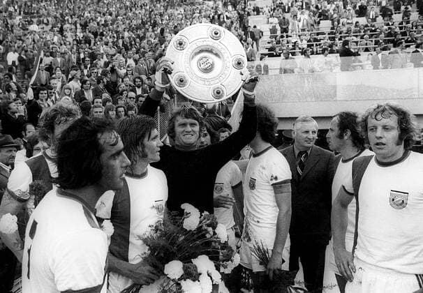 Fußball, FC Bayern München, Deutscher Meister 1973 Der FC Bayern München ist Deutscher Meister der Saison 1972 1973, Torwart Sepp Maier präsentiert die Meisterschale, daneben v. li.: Franz Krauthausen, Willi Hoffmann, Franz Roth und Johnny Hansen Fußball 1. BL Herren Saison 1972 1973, FC Bayern München, Deutscher Meister, Deutsche Meisterschaft, Feier, Meisterfeier, Gruppe München Freude,
