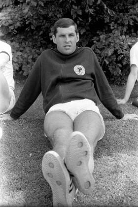 Lothar Emmerich (BR Deutschland) hat es sich im Gras gemütlich gemacht Fußball WM Herren Weltmeisterschaft 1966, Nationalmannschaft, Nationalteam, BRD Einzelbild