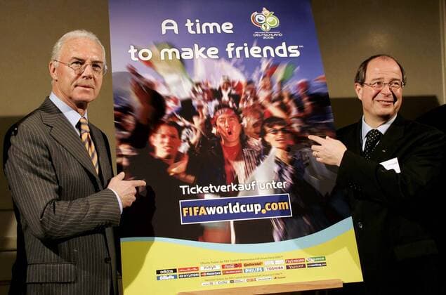 A Time to make friends - zum Verkaufsstart der WM-Tickets wird von OK Präsident Franz Beckenbauer (Deutschland, li.) und FIFA Generalsekretär Urs Linsi (Schweiz) das Plakat mit internationalem Motto vorgestellt Fußball WM Herren Vorschau 2005 Weltmeisterschaft 2006, Pressekonferenz, PK, Pressetermin, WM, Karten, Karte Gruppe Gestik, zeigen, Fingerzeig, Spruch, Slogan Gravenbruch, Kartenverkauf, Ticketverkauf, kaufen,