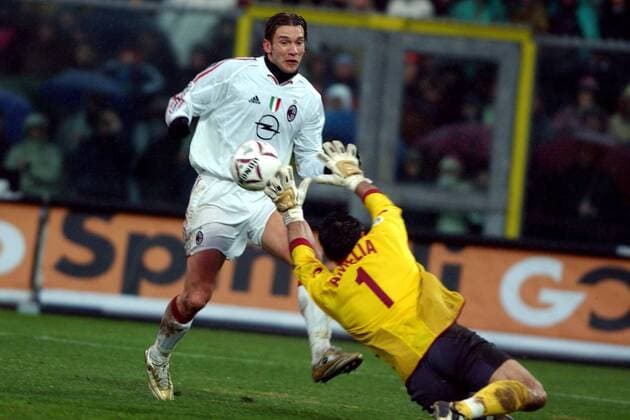 Andriy Shevchenko (Milan, li.) scheitert an Torwart Marco Amelia (Livorno) Fußball Herren Serie A 2004 2005, 1. Italienische Liga, AS Livorno -AC Mailand 1:0 Gruppe Livorno Dynamik, Abwehr,