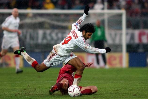 Vikash Dhorasoo (Milan, oben) setzt sich gegen seinen Gegenspieler aus Livorno durch Fußball Herren Serie A 2004 2005, 1. Italienische Liga, AS Livorno -AC Mailand 1:0 Gruppe Livorno Dynamik,