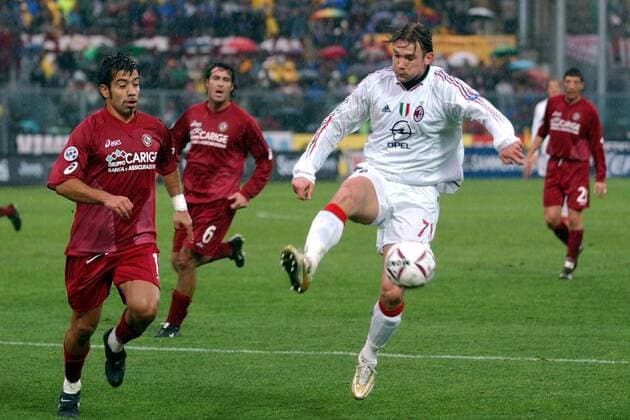 Andriy Shevchenko (Milan, re.) gegen Jorge Vargas (Livorno) Fußball Herren Serie A 2004 2005, 1. Italienische Liga, AS Livorno -AC Mailand 1:0 Gruppe Livorno Dynamik,