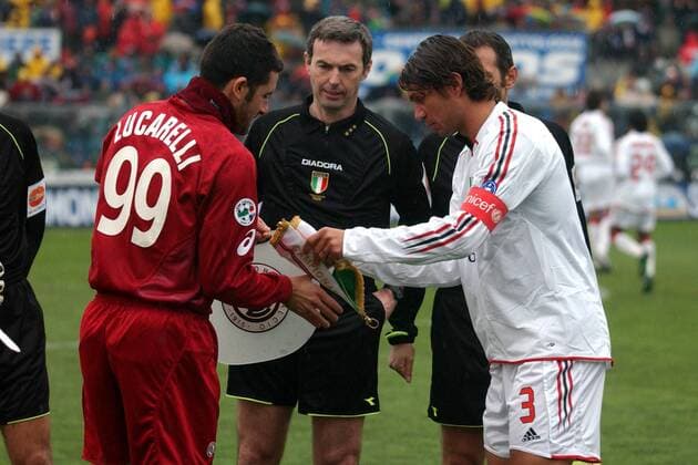 Die Kapitäne Cristiano Lucarelli (Livorno, li.) und Paolo Maldini (Milan) tauschen Wimpel aus, Schiedsrichter Stefano Farina schaut zu Fußball Herren Serie A 2004 2005, 1. Italienische Liga, AS Livorno -AC Mailand 1:0 Gruppe Livorno