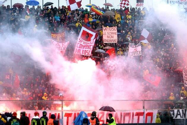 Die Fans von Livorno sorgen mit bengalischem Feuer für typisch italienische Stadionatmosphäre Fußball Herren Serie A 2004 2005, 1. Italienische Liga, AS Livorno Totale Livorno