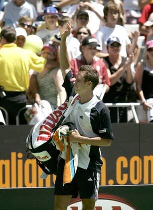 Philipp Kohlschreiber (Deutschland) winkt den Anhängern Tennis Herren Australian Open 2005, Grand Slam, ATP-Tour, Einzelbild Melbourne Enttäuschung,