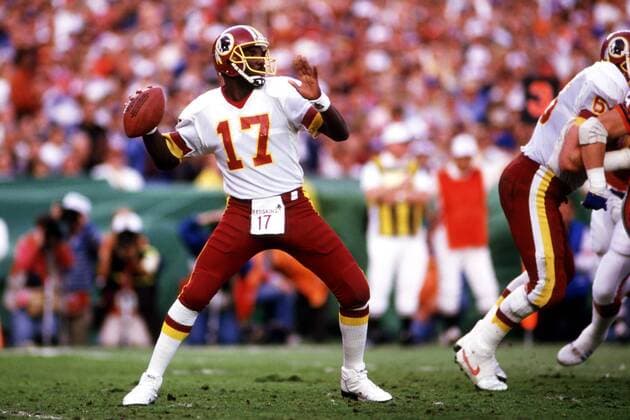 Quarterback Doug Williams (Washington Redskins) mit der Pille - PUBLICATION FOR GERMAN, SWISS, AUSTRIAN AND HUNGARIAN MEDIA ONLY (Icon5000055) American Football Herren NFL 1987 1988, Super Bowl XXII, Superbowl, Finale Endspiel, Vdia Einzelbild San Diego EDITORIAL USE ONLY