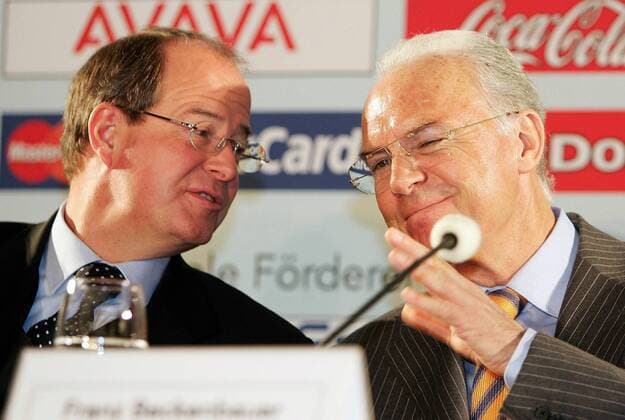 OK Präsident Franz Beckenbauer (Deutschland, re.) und FIFA Generalsekretär Urs Linsi (Schweiz) im Gespräch Fußball WM Herren Pressekonferenz 2005, PK, Pressetermin Gruppe Neu Isenburg Skepsis, Nachdenklichkeit,