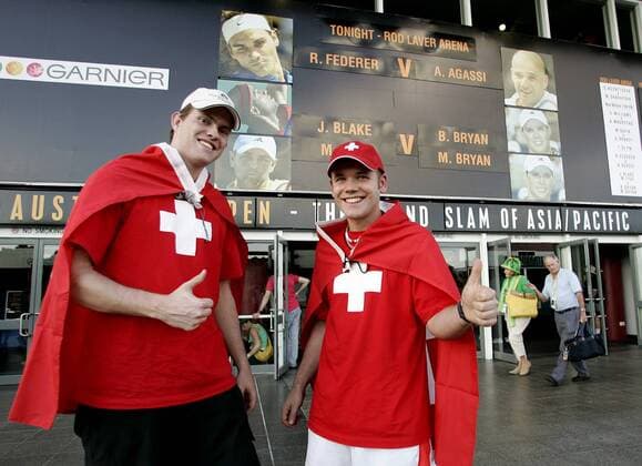 Die Schweizer Fans freuen sich auf das Match zwischen Roger Federer (Schweiz) und Andre Agassi (USA) in der Rod Laver Arena Tennis Herren Australian Open 2005, Grand Slam, ATP-Tour, Schweiz Gruppe Melbourne Freude,
