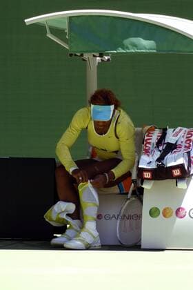 Serena Williams (USA) versucht während der Spielpause ihre Stulpen zu richten, hat aber offensichtlich Probleme mit ihrer Mode Tennis Damen Australian Open 2005, Grand Slam, WTA-Tour, Einzelbild Melbourne