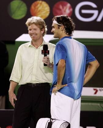 Jim Courier (USA, li.) interviewt Roger Federer (Schweiz) nach dem Match Tennis Herren Australian Open 2005, Grand Slam, ATP-Tour Gruppe Melbourne