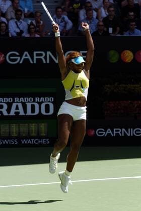Serena Williams (USA) bejubelt ausgelassen ihren Halbfinaleinzug Tennis Damen Australian Open 2005, Grand Slam, WTA-Tour, Hartplatz, Hardcourt, Hartplatztennis, Hartplatzturnier, Einzelbild Melbourne Höhe, Freude, Begeisterung,