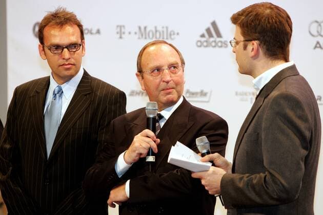 Pressesprecher Olaf Ludwig (Deutschland, li.) und Teammanager Walter Godefroot (Belgien beide T Mobile) stehen bei der Vorstellung des Teams 2005 Rede und Antwort Radsport Herren Straßenradsport 2005, Straße, Rad, Präsentation, Pressetermin Gruppe Bonn