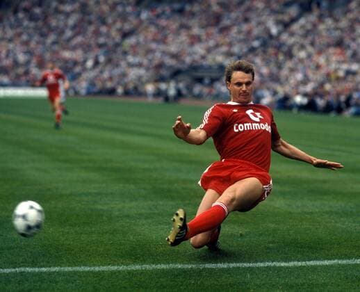 Roland Wohlfarth (Bayern) zieht ab Fußball 1. BL Herren DEUTSCHSPRACHIGE SPORTZEITSCHRIFTEN UND -ZEITUNGEN NUR NACH RÜCKSPRACHE, Saison 1988 1989 Einzelbild München Dynamik,