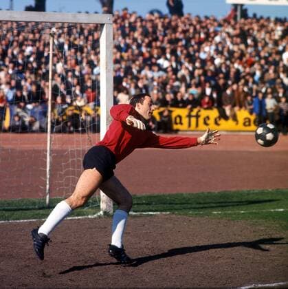 Torwart Horst Wolter (Braunschweig) streckt sich nach dem Ball Fußball 1. BL Herren DEUTSCHSPRACHIGE SPORTZEITSCHRIFTEN UND -ZEITUNGEN NUR NACH RÜCKSPRACHE, Saison 1964 1965 Einzelbild Braunschweig Dynamik,