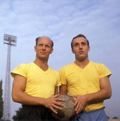 Die Torwartkollegen Hans Jäcker (li.) und Horst Wolter (beide Braunschweig) Fußball 1. BL Herren DEUTSCHSPRACHIGE SPORTZEITSCHRIFTEN UND -ZEITUNGEN NUR NACH RÜCKSPRACHE, Saison 1964 1965 Gruppe Aufnahmedatum geschätzt Braunschweig