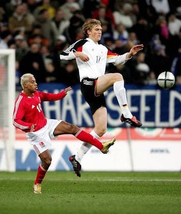 Per Mertesacker (Deutschland, re.) klärt vor Marcelinho (Allstar Auswahl) Fußball Herren Benefizspiel 2005, Benefiz, Deutschland - Allstar Auswahl 2:2, Nationalmannschaft, Nationalteam Gruppe Gelsenkirchen Dynamik,