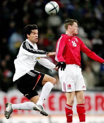 Michael Ballack (Deutschland, li.) gegen Jacek Krzynowek (Allstar Auswahl) Fußball Herren Benefizspiel 2005, Benefiz, Deutschland - Allstar Auswahl 2:2, Nationalmannschaft, Nationalteam Gruppe Gelsenkirchen Dynamik,