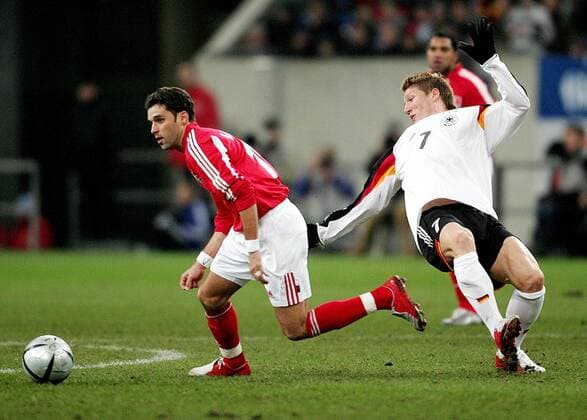 Lincoln (Allstar Auswahl, li.) geht an Bastian Schweinsteiger (Deutschland) vorbei Fußball Herren Benefizspiel 2005, Benefiz, Deutschland - Allstar Auswahl 2:2, Nationalmannschaft, Nationalteam Gruppe Gelsenkirchen Dynamik,
