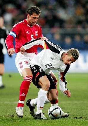 Lukas Podolski (Deutschland, re.) gegen Marcelo Jose Bordon (Allstar Auswahl) Fußball Herren Benefizspiel 2005, Benefiz, Deutschland - Allstar Auswahl 2:2, Nationalmannschaft, Nationalteam Gruppe Gelsenkirchen