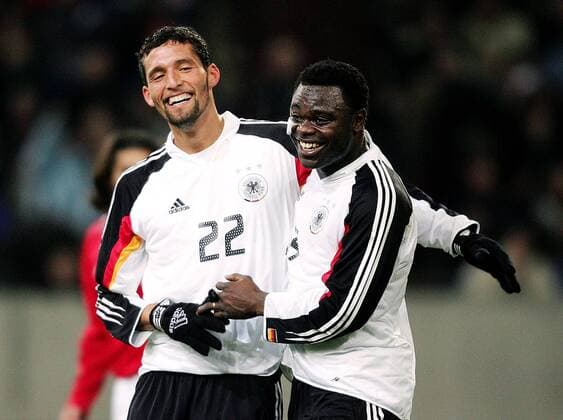 Torschütze Gerald Asamoah (re.) und Kevin Kuranyi (beide Deutschland) - Torjubel Fußball Herren Benefizspiel 2005, Benefiz, Nationalmannschaft, Nationalteam, Nationaltrikot Gruppe Gelsenkirchen Freude, Begeisterung,