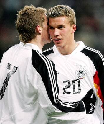 Bastian Schweinsteiger (li.) flüstert Lukas Podolski (beide Deutschland) etwas ins Ohr Fußball Herren Benefizspiel 2005, Benefiz, Nationalmannschaft, Nationalteam, Nationaltrikot Gruppe Gelsenkirchen Spannung,