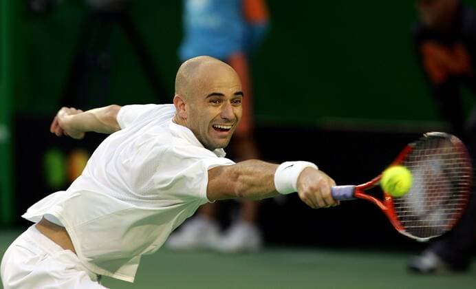 Andre Agassi (USA) muß sich für die Rückhand strecken Tennis Herren Australian Open 2005, Grand Slam, ATP-Tour Einzelbild Melbourne Dynamik,