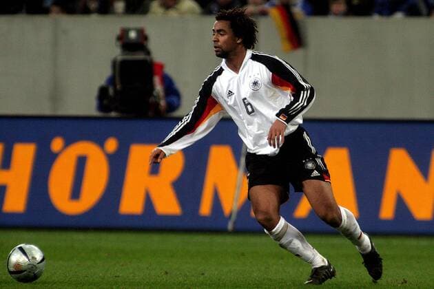 Patrick Owomoyela (Deutschland) am Ball Fußball Herren Benefizspiel 2005, Benefiz, Nationalmannschaft, Nationalteam, Nationaltrikot Einzelbild Gelsenkirchen