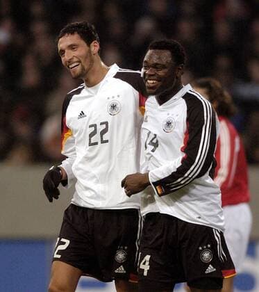 Kevin Kuranyi (li.) und Gerald Asamoah (beide Deutschland) - Torjubel Fußball Herren Benefizspiel 2005, Benefiz, Nationalmannschaft, Nationalteam, Nationaltrikot Gruppe Gelsenkirchen Harmonie Freude,