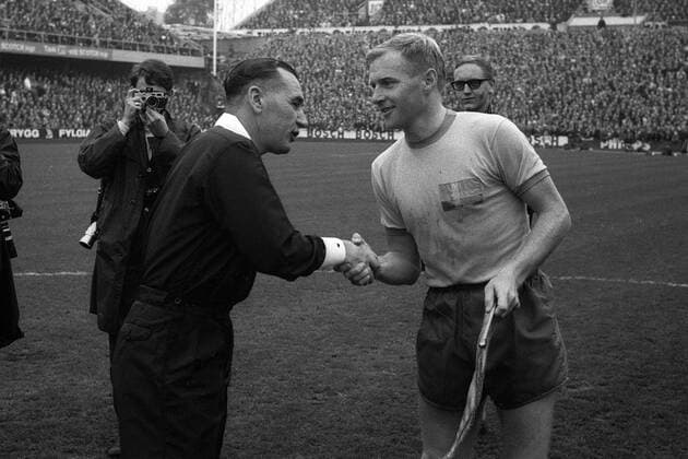 Schiedsrichter Kenneth Dagnall (li., England) begrüßt Orvar Bergmark (Schweden) Fußball Länderspiel Herren Weltmeisterschaftsqualifikation 1965, Qualifikation, Länderspiel, Nationalmannschaft, Nationalteam Gruppe Stockholm