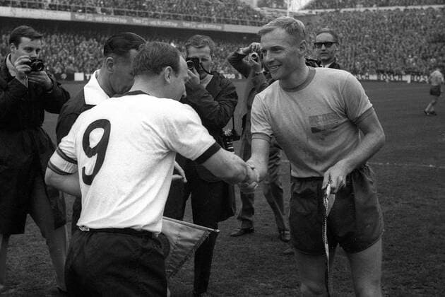 Orvar Bergmark (re., Schweden) begrüßt Uwe Seeler (BR Deutschland) Fußball Länderspiel Herren Weltmeisterschaftsqualifikation 1965, Qualifikation, Länderspiel, Nationalmannschaft, Nationalteam Gruppe Stockholm