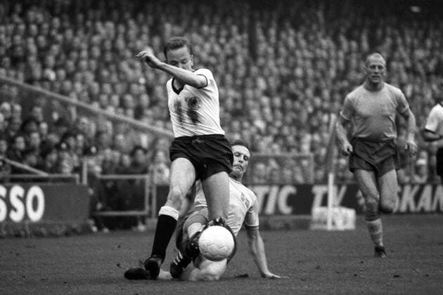 Werner Krämer (vorn BR Deutschland) setzt sich gegen Orvar Bergmark (Schweden) durch Fußball Länderspiel Herren Weltmeisterschaftsqualifikation 1965, Qualifikation, Länderspiel, Nationalmannschaft, Nationalteam Gruppe Stockholm Dynamik,