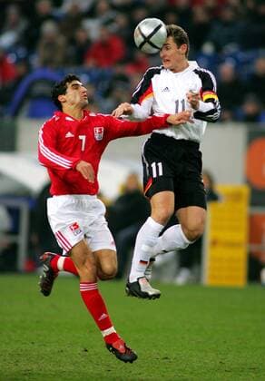 Miroslav Klose (re., Deutschland) gegen Paul Stalteri (Allstar Auswahl) Fußball Herren Benefizspiel 2005, Benefiz, Deutschland - All Stars 2:2, Allstars, All Star, Vdig Gruppe Gelsenkirchen Dynamik, Überlegenheit,