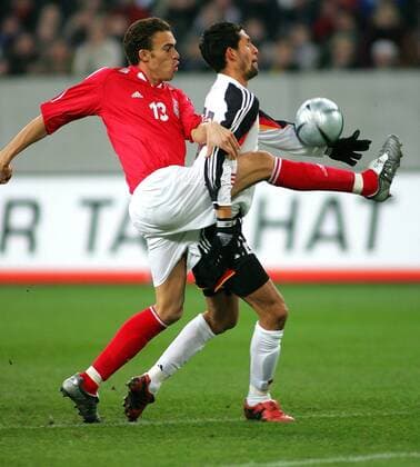 Valerien Ismael (li., Allstar Auswahl) gegen Kevin Kuranyi (Deutschland) Fußball Herren Benefizspiel 2005, Benefiz, Deutschland - All Stars 2:2, Allstars, All Star, Vdig Gruppe Gelsenkirchen Dynamik, Kampf,