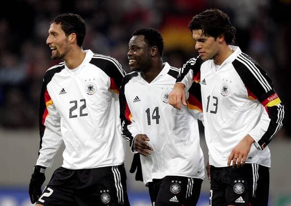 Kevin Kuranyi (li.), Gerald Asamoah (Mitte) und Michael Ballack (alle Deutschland) - Torjubel Fußball Herren Benefizspiel 2005, Benefiz, Nationalmannschaft, Nationalteam, Nationaltrikot Gruppe Gelsenkirchen Freude,