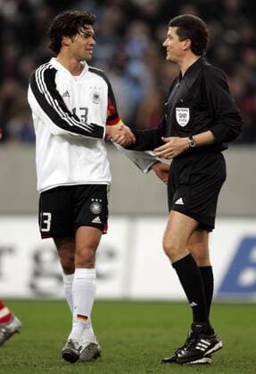Michael Ballack (Deutschland) bedankt sich bei FIFA Schiedsrichter Herbert Fandel Fußball Herren Benefizspiel 2005, Benefiz, Nationalmannschaft, Nationalteam, Nationaltrikot Gruppe Gelsenkirchen
