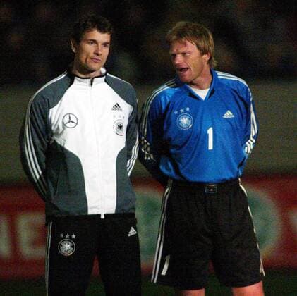 Oliver Kahn (re.) im Gespräch mit Jens Lehmann (beide Deutschland) Fußball Länderspiel Herren Benefizspiel 2005, Benefiz, Länderspiel, Freundschaftsspiel, Test, Testspiel, Vdig Gruppe Gelsenkirchen Nachdenklichkeit,