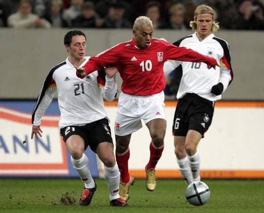 Marcelinho (Allstar Auswahl, Mitte) setzt sich gegen Christian Pander (li.) und Marco Engelhardt (beide Deutschland) durch Fußball Herren Benefizspiel 2005, Benefiz, Deutschland - Allstars 2:2, Nationalmannschaft, Nationalteam Gruppe All Star, Stars Gelsenkirchen Dynamik,