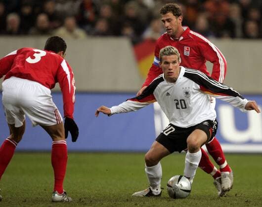 Lukas Podolski (Deutschland, Mitte) gegen Marcelo Jose Bordon (re.) und Lucio (beide Allstar Auswahl) Fußball Herren Benefizspiel 2005, Benefiz, Deutschland - Allstars 2:2, Nationalmannschaft, Nationalteam Gruppe All Star, Stars Gelsenkirchen Dynamik,