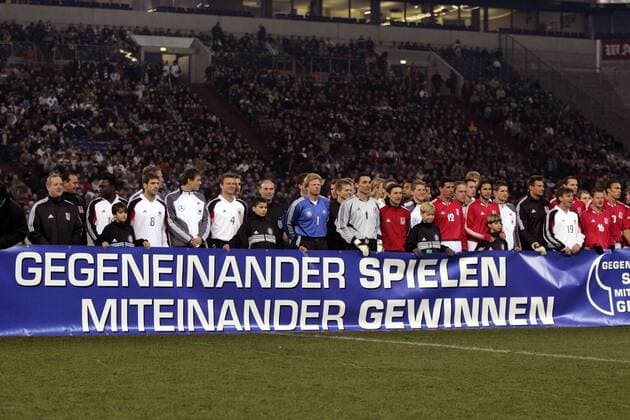 Die Nationalmannschaft Deutschlands und die Allstar Auswahl haben ein gemeinsames Motto: Gegeneinander spielen - miteinander gewinnen Fußball Herren Benefizspiel 2005, Benefiz, Deutschland - Allstars 2:2, Nationalmannschaft, Nationalteam Totale All Star, Stars Gelsenkirchen