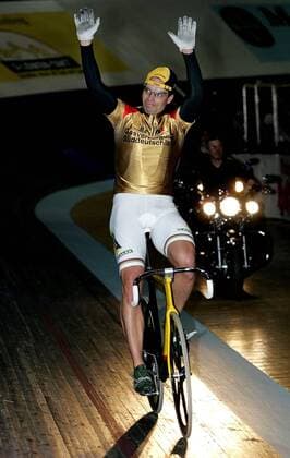 Jens Fiedler (Deutschland) bedankt sich bei seinen Anhängern Radsport Herren Stuttgarter 6 Tage Rennen 2005, Sechstagerennen, Sechstage, Sechs, Sixdays, six days, Einzelbild Stuttgart Freude, Begeisterung,