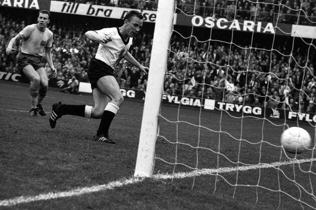 Werner Krämer (BR Deutschland) erzielt das 1:1 Fußball Länderspiel Herren Weltmeisterschaftsqualifikation 1965, Qualifikation, Länderspiel, Nationalmannschaft, Nationalteam Einzelbild Stockholm Dynamik,