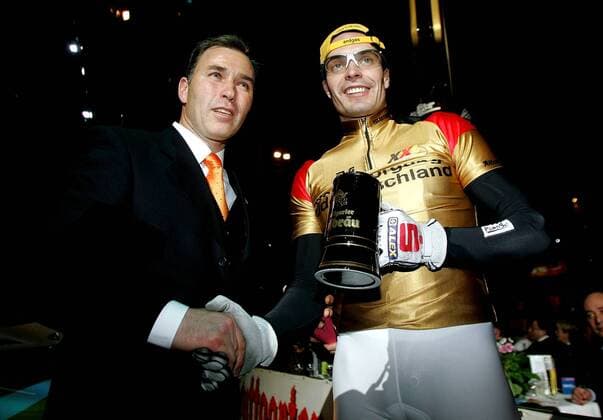 Jens Fiedler (Deutschland) bekommt vom Organisator des Stuttgarter Sixdays Roman Hermann zum Abschied seiner Karriere einen Bierkrug geschenkt Radsport Herren Stuttgarter 6 Tage Rennen 2005, Sechstagerennen, Sechstage, Sechs, Sixdays, six days, Gruppe Stuttgart Freude,